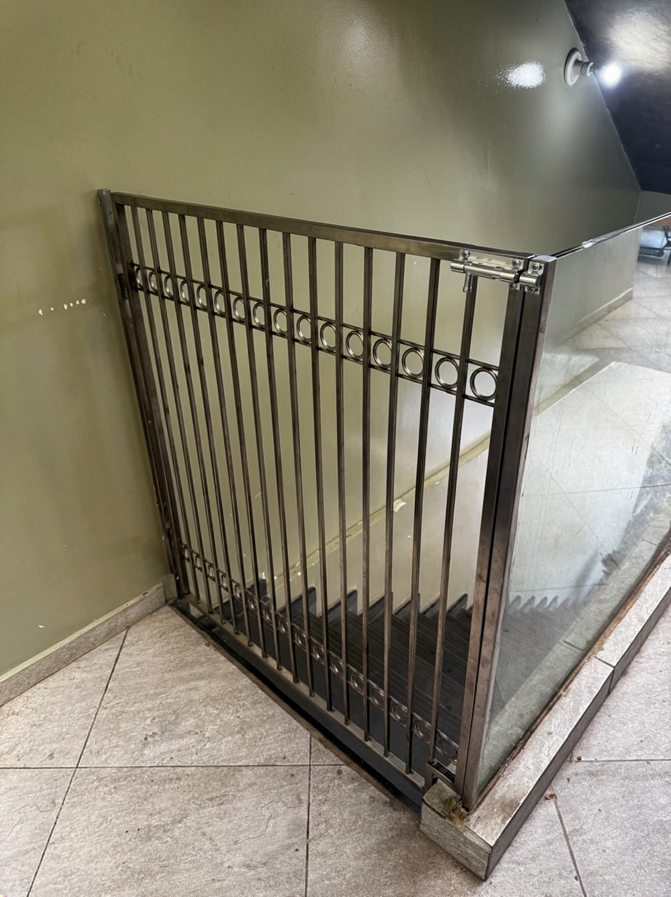 Guarda-corpo metálico decorativo em escada