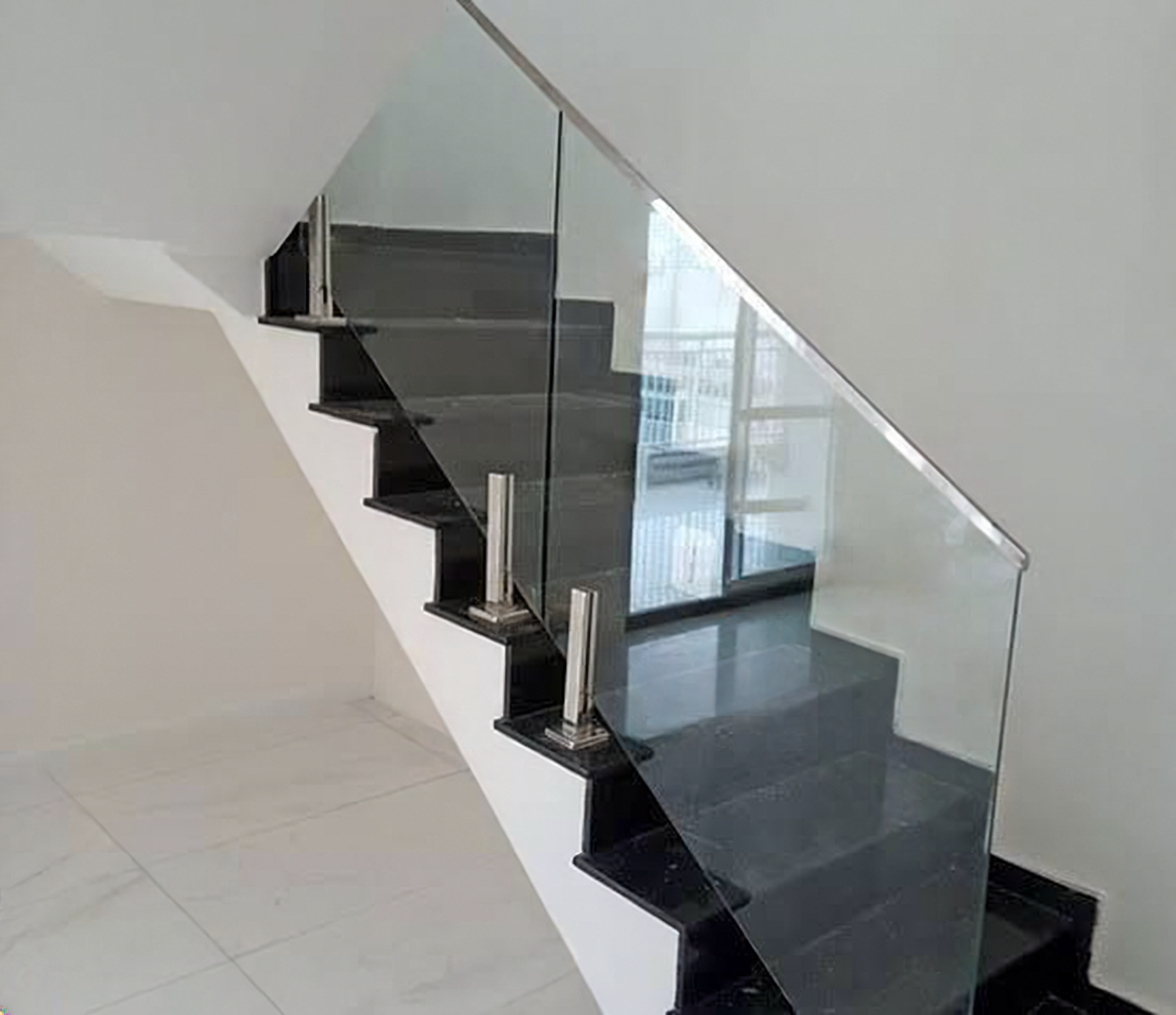 Guarda-corpo de vidro em escada residencial